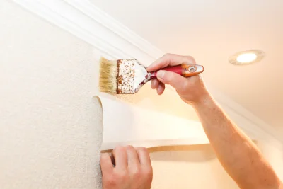 Pose de papier peint à Rochefort-Montagne — revêtements muraux et toiles de verre